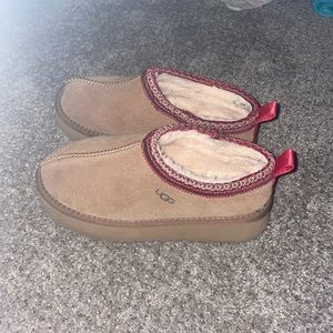 Women’s size 9 Ugg platform tazz slippers